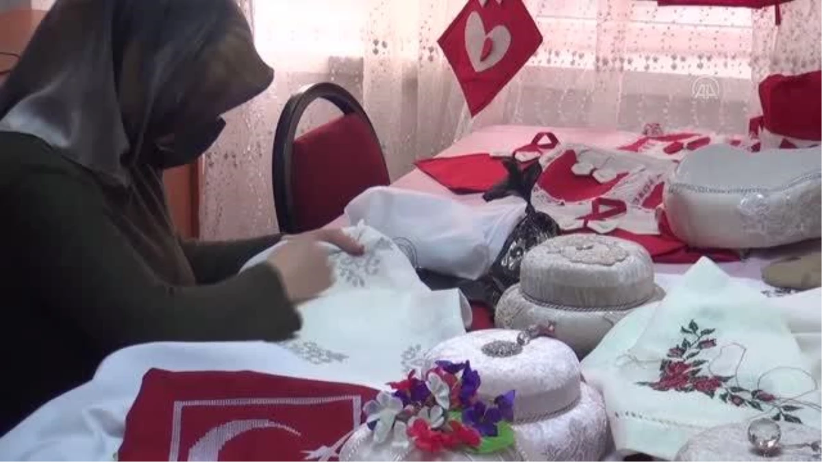 Tatvan\'da kadınlar ürettikleri hediyelik eşyaları satarak aile bütçelerine katkı sağlıyor