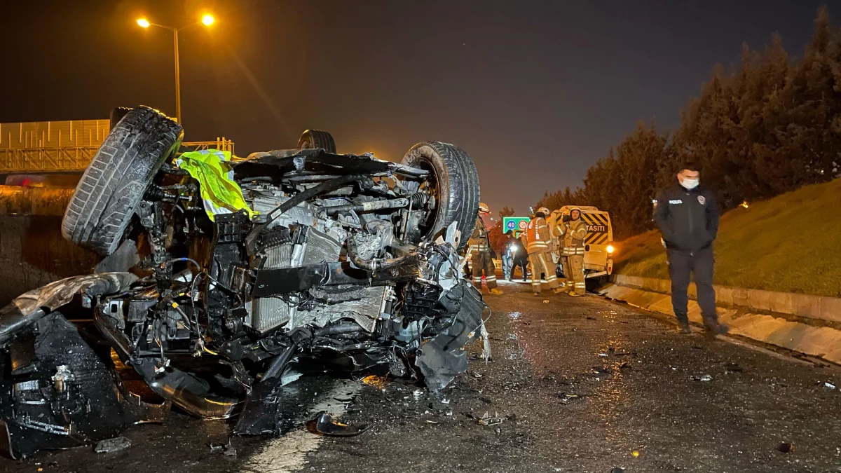 TEM Otoyolu\'nda emniyet şeridindeki servis aracına çarpan cip takla attı