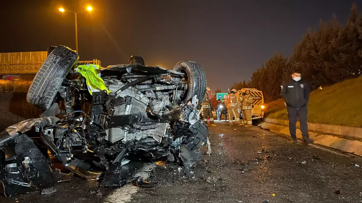 Ümraniye\'de emniyet şeridinde arıza yapan servis minibüsüne çarpıp kaçtılar