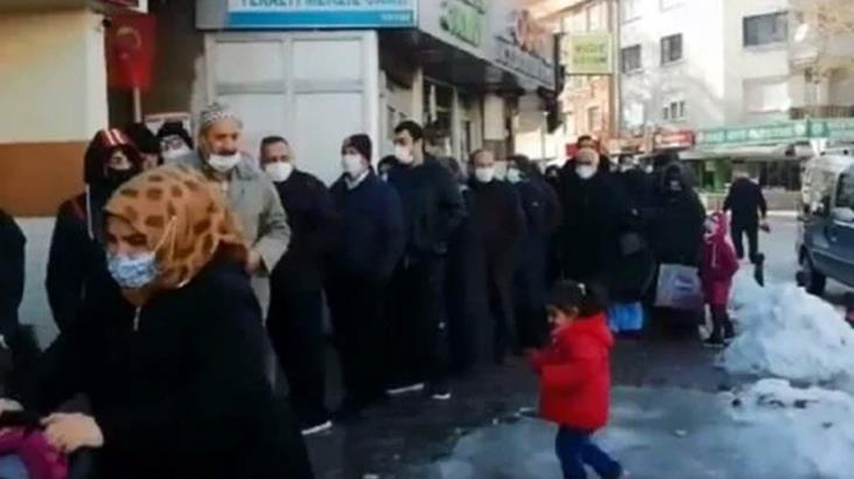 Biraz ucuza yağ ve pirinç alabilmek için saatlerce beklediler: Ne yapalım geçinemiyoruz