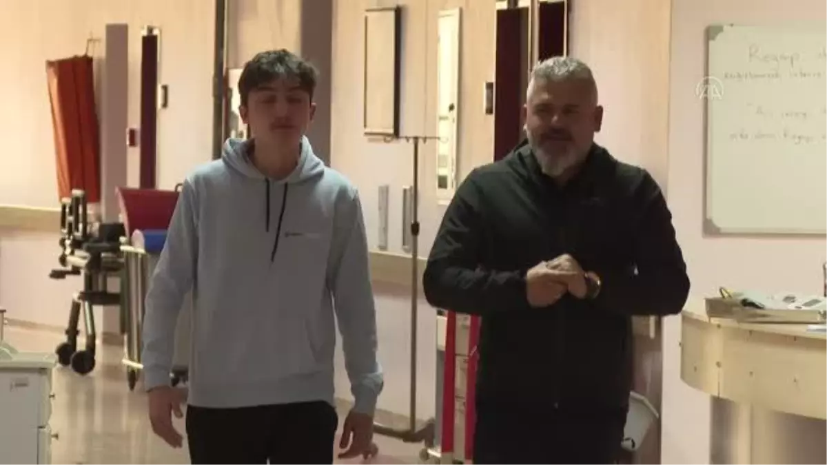 16 yaşındaki gencin "kunduracı göğsü" kapalı ameliyatla düzeltildi