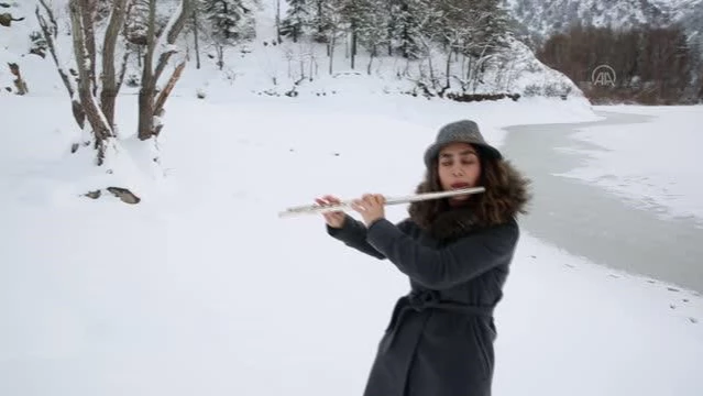 AFYONKARAHİSAR - Buz tutan gölette yan flüt eşliğinde çekilen video ilgi gördü