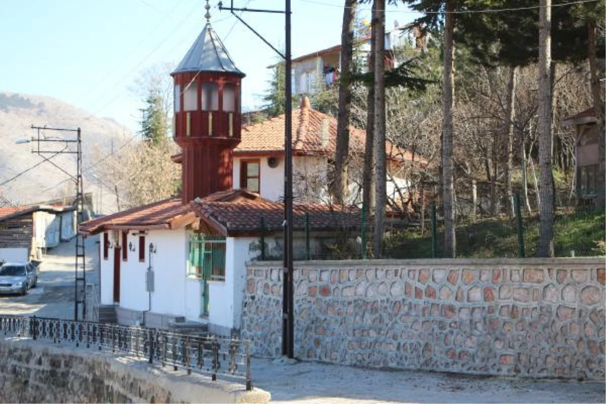 AHİ PAŞA\'NIN YAPTIRDIĞI CAMİ, 7 ASIRDIR SOYUNDAN GELENLER TARAFINDAN KORUNUYOR