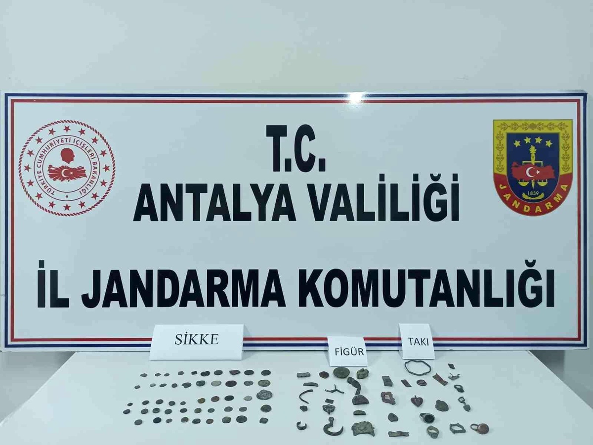 Antalya\'da jandarma, 84 tarihi eser ele geçirdi