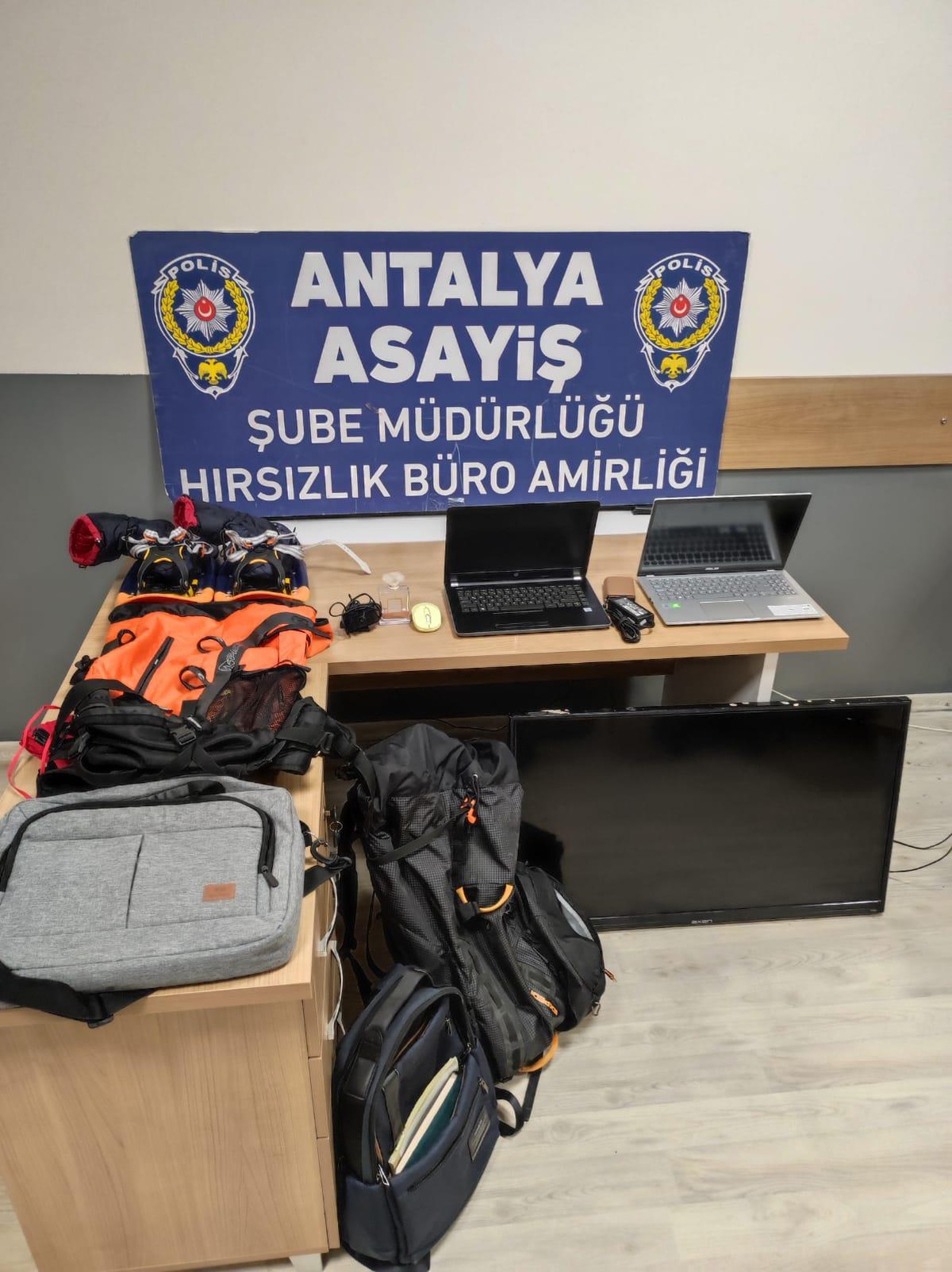 Antalya\'da otomobil camlarını kırarak hırsızlık yapan 3 zanlı yakalandı