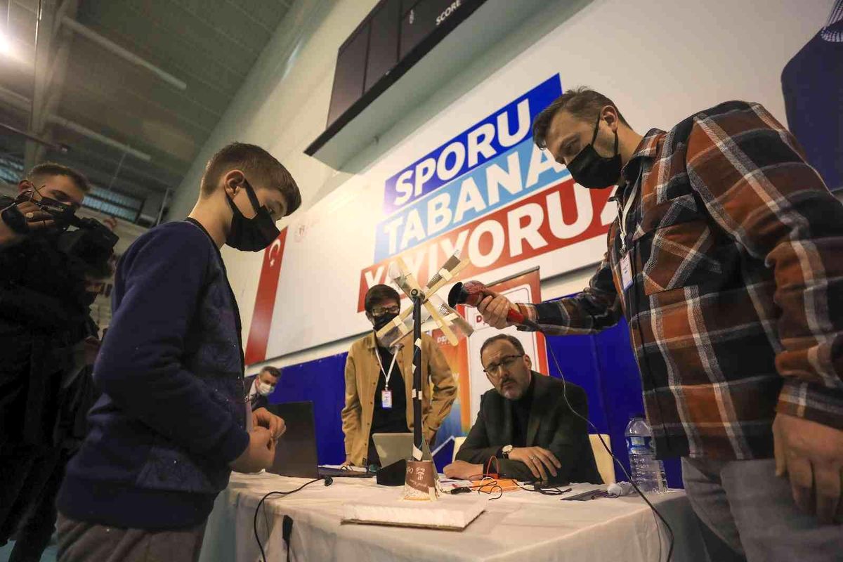 Son dakika spor: Bakan Kasapoğlu, Deneyap Teknoloji Atölyeleri sınavına katılan gençleri ziyaret etti
