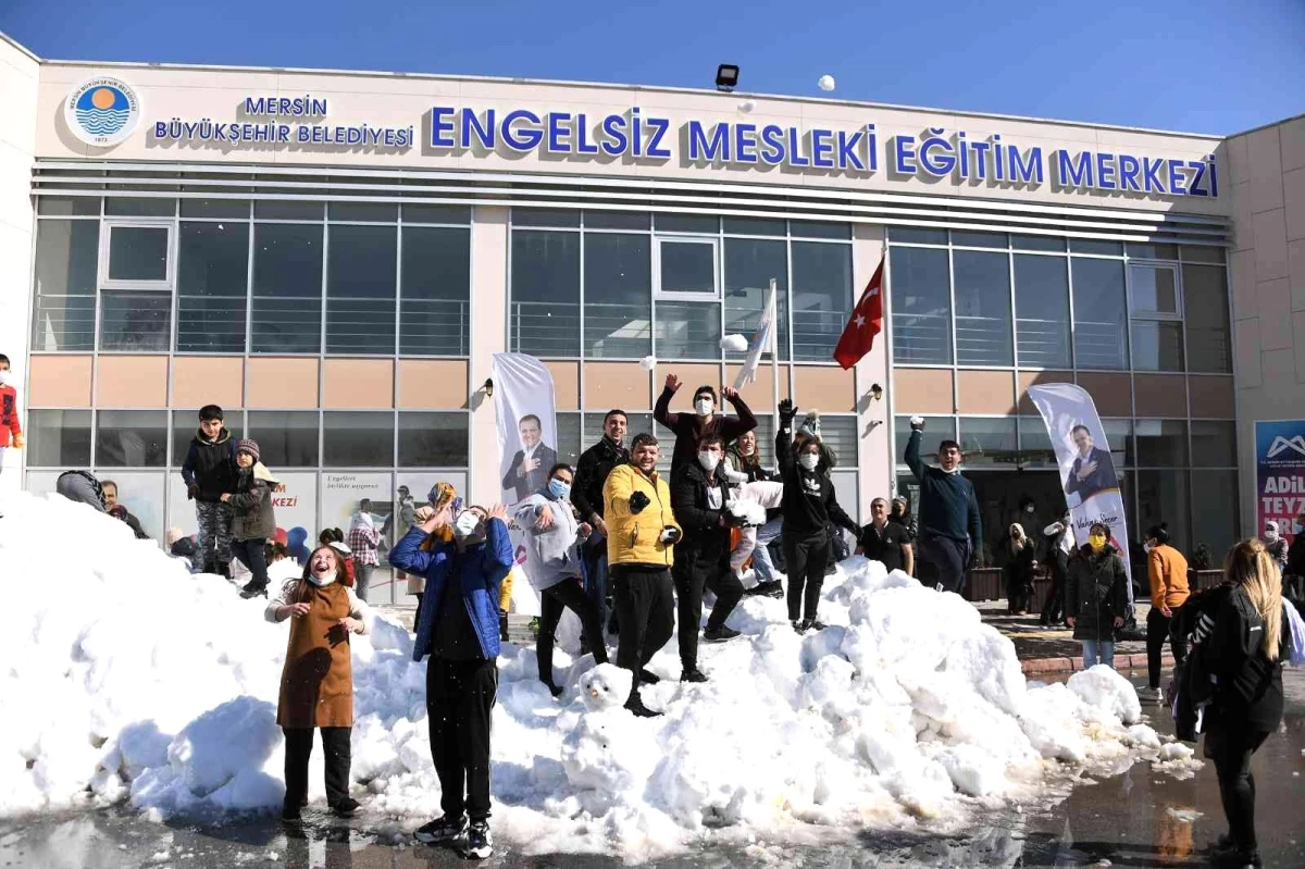 Büyükşehir Belediyesi sürpriz yaptı, özel çocuklar kar keyfi yaşadı