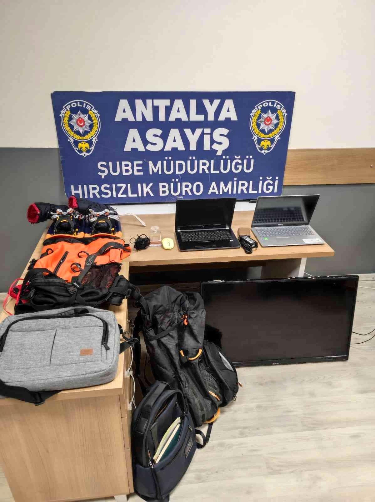 Camlarını kırdıkları araçlardan hırsızlık yapan 2 şüpheli yakalandı