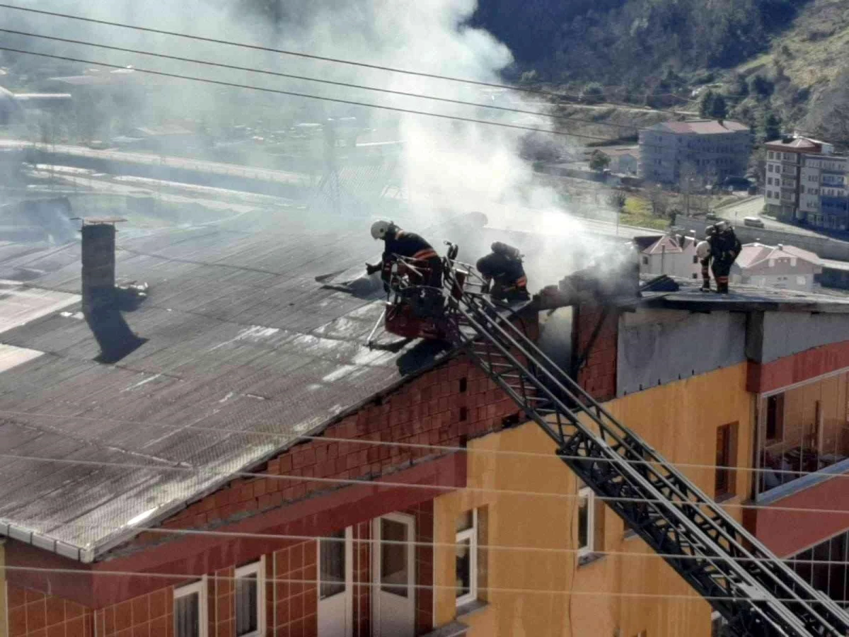 Son dakika! Çatı katında çıkan yangın söndürüldü