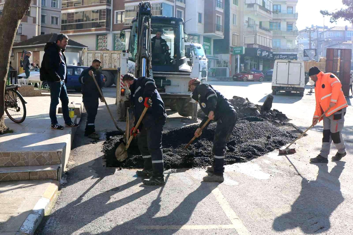 Çınarcık\'ta asfalt yama çalışması