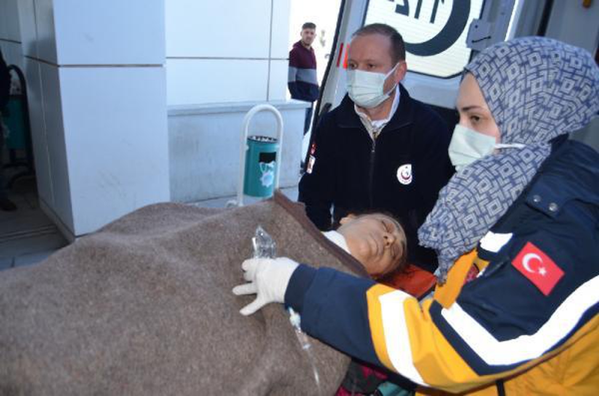 Eşini ve kendisine engel olmak isteyen kızını bıçakladı