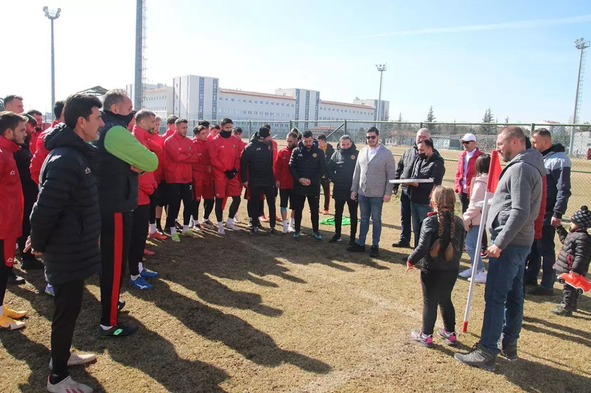 Eskişehirspor, şehit Binbaşı Dunca\'nın ailesini tesislerinde ağırladı