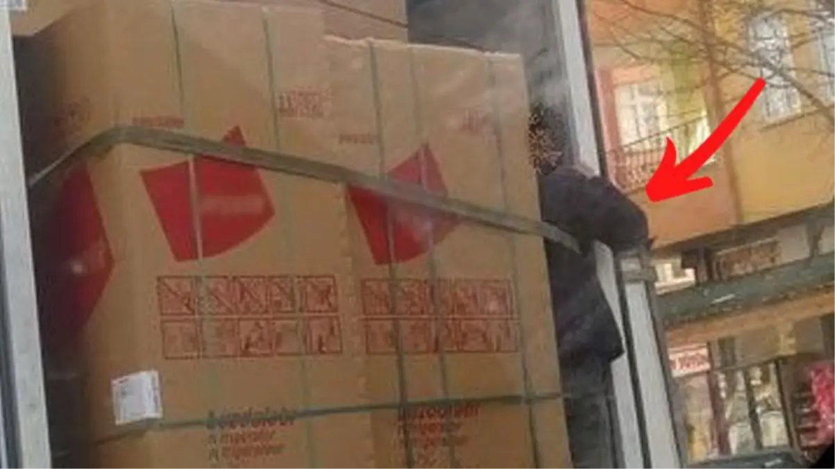 Tehlikeli yolculuğa polis dur dedi! Beyaz eşya kolisi ile kasa arasında ölümle burun buruna