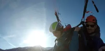 Fransa'da film yapımcısı köpeğiyle yamaç paraşütü yaptı