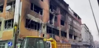 Son dakika haberleri... Güngören'de yangın çıkan imalathanedeki enkaz kaldırma çalışmaları