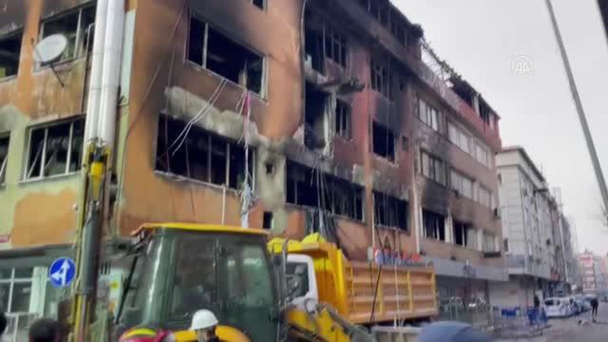 Son dakika haberleri... Güngören'de yangın çıkan imalathanedeki enkaz kaldırma çalışmaları