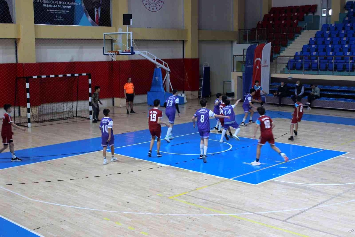 Hentbol okul takımları grup maçları başladı