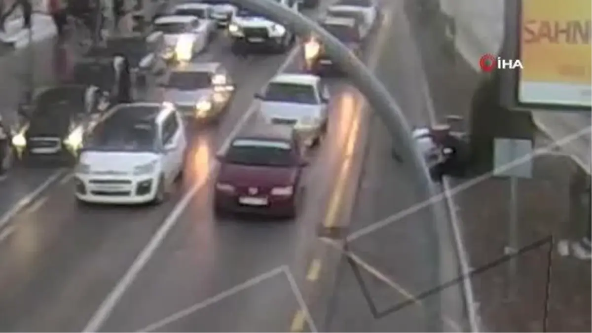 Isparta'da motosikletin kadına çarptığı anlar kamerada