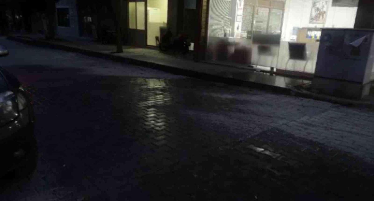 İzmir\'de boğazından bıçaklanan şahıs ağır yaralandı
