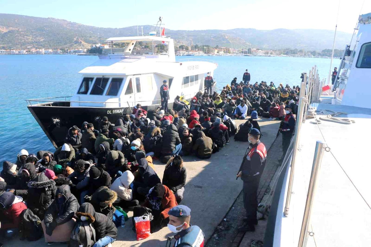 İzmir\'de göçmen operasyonu: 226 göçmen ile 10 insan kaçakçısı yakalandı