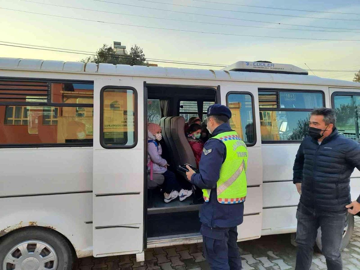 İzmir\'de okul servisi denetimlerinde 297 sürücüye ceza
