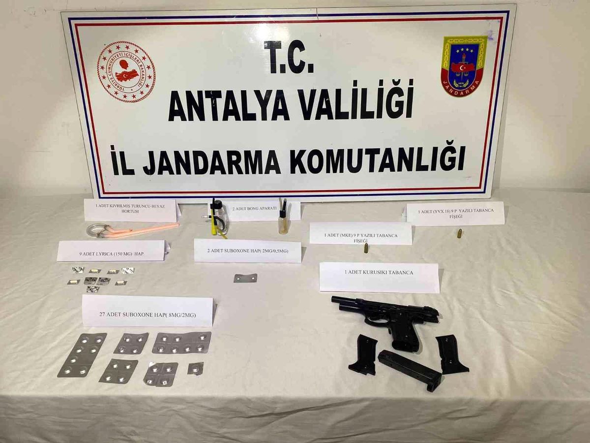 Son dakika haberi! Jandarma yolcunun üzerinde tabanca ve uyuşturucu madde ele geçirdi