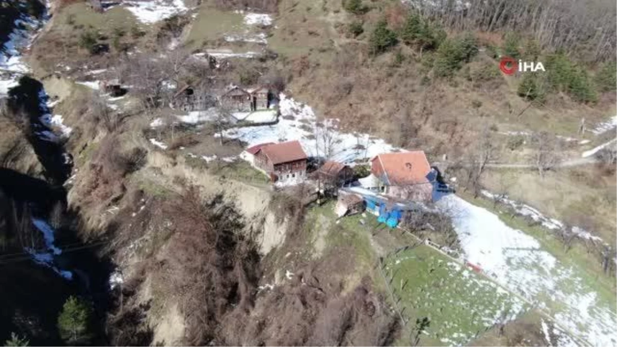 Karadeniz\'de heyelan korkusu... Mezarlar yerinden söküldü, evlerin temeli kaydı, duvarlarda çatlaklar oluştu