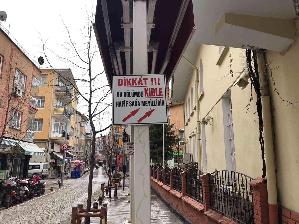 Kıblede yaşanan sapmaya tabelalı uyarı