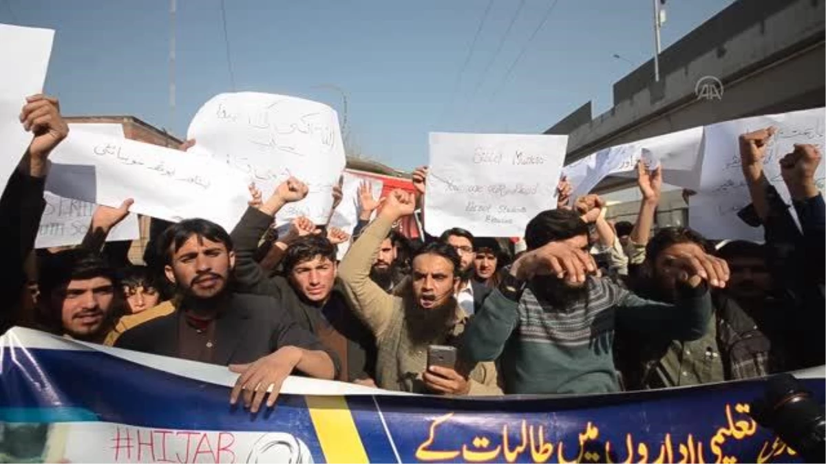 Pakistanlı öğrenciler Hindistan\'daki başörtüsü yasağını protesto etti