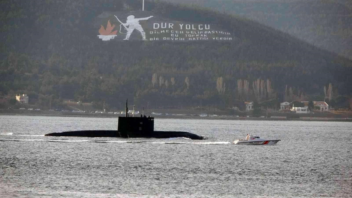 Rus denizaltısı \'Rostov Na Donu\' Çanakkale Boğazı\'ndan geçti
