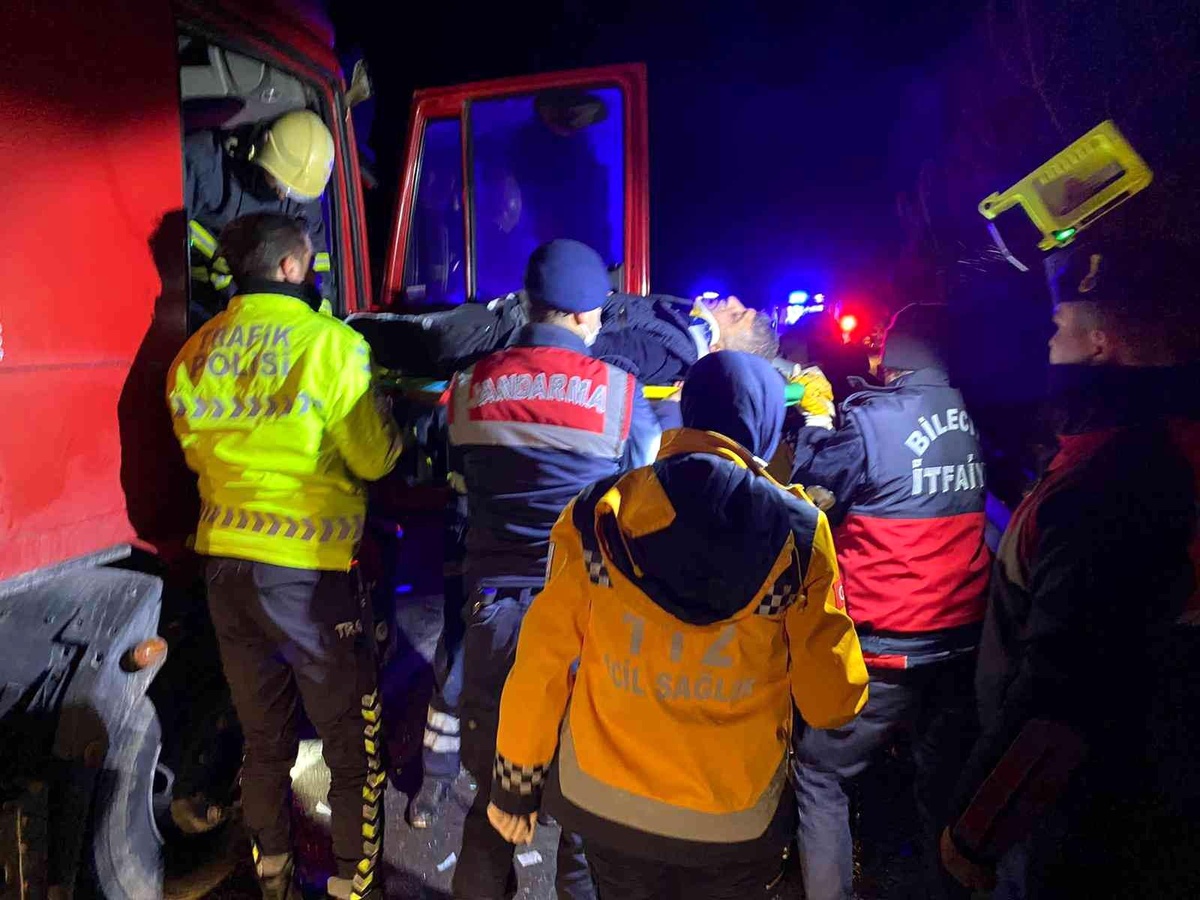 Seyir halindeki kamyon tıra arkadan çarptı, 2 kişi yaralandı