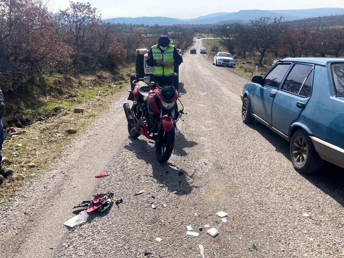 Traktörle çarpışan motosikletin sürücüsü ağır yaralandı