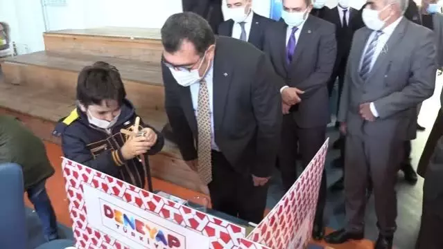TÜBİTAK Başkanı Mandal, Deneyap sınavının yapıldığı merkezi ziyaret etti