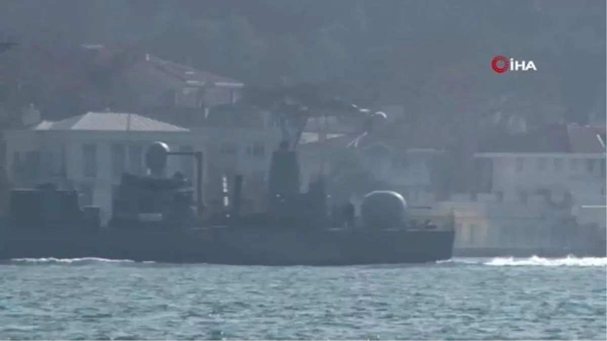 Türk savaş gemileri İstanbul Boğazı'ndan geçti