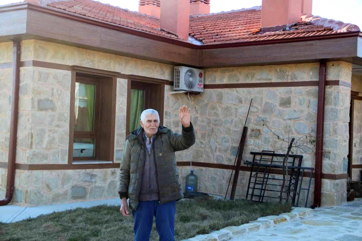 Yanan evi 21 günde yeniden inşa edilen 80 yaşındaki İbrahim Deniz\'den, karantinada olan Bakan Kurum\'a duygulandıran mesaj