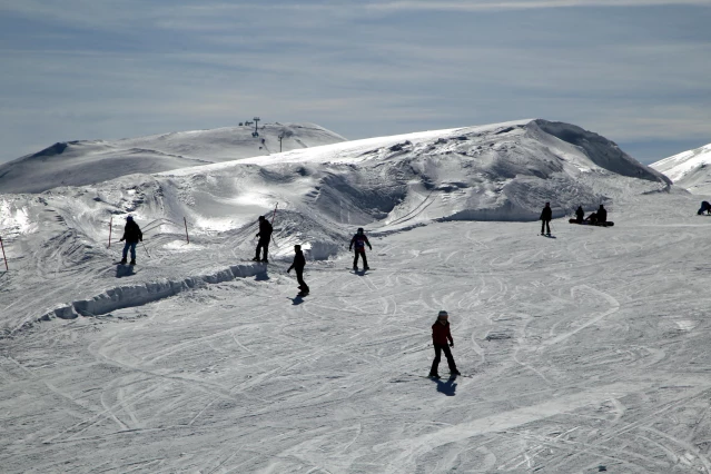 Yurduntepe Kayak Merkezi'nde hafta sonu yoğunluğu yaşanıyor