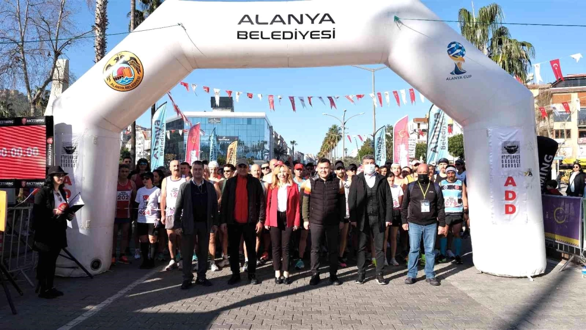 22. Alanya Atatürk Halk Koşusu ve Yarı Maratonu koşuldu