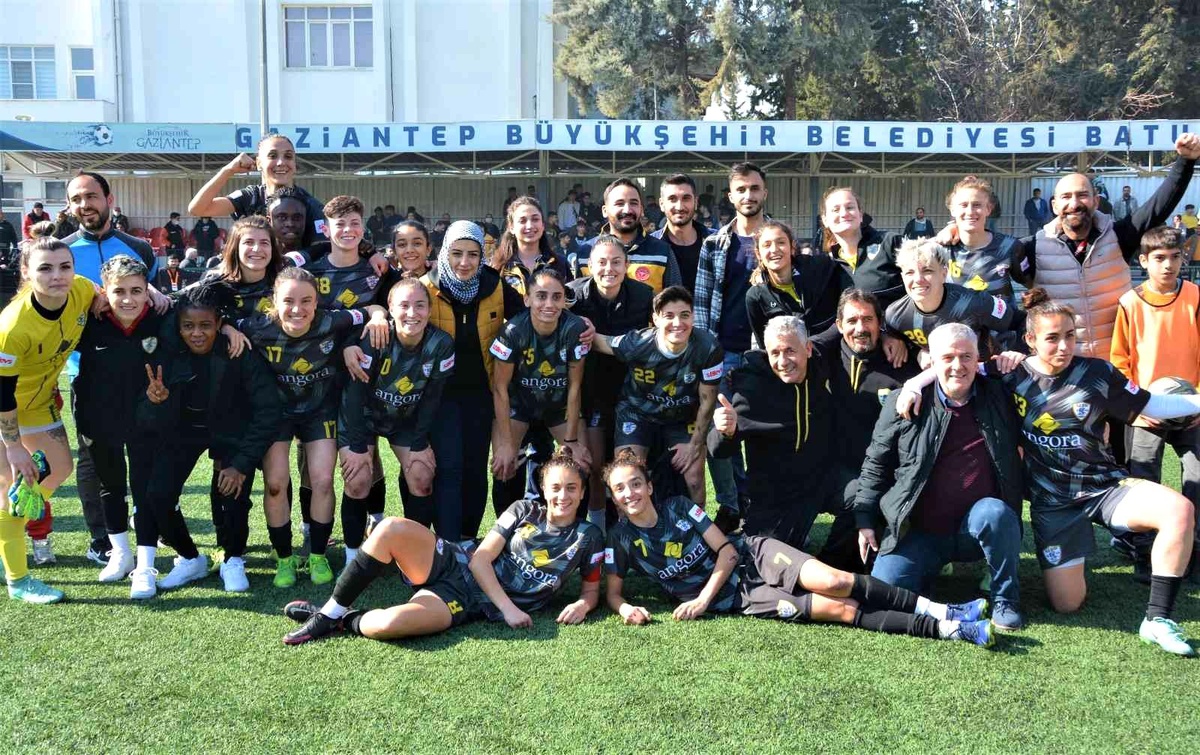ALG Spor, Adana\'yı farklı mağlup etti