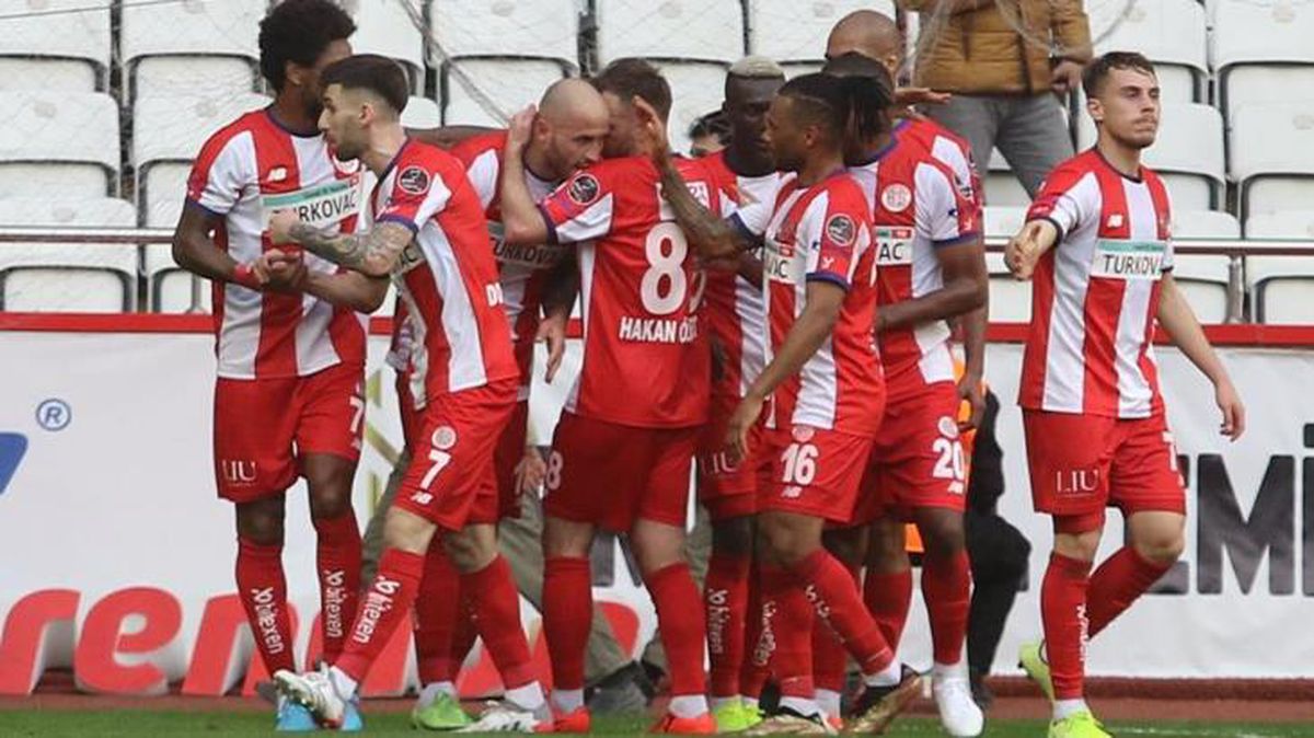 Akdeniz ekibi derin bir nefes aldı! Karagümrük\'ü yenen Antalyaspor, Galatasaray\'ı telaşlandırdı