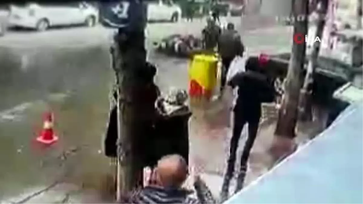 Bahçelievler'de aracı görünce fren yapan motosikletli yere böyle düştü