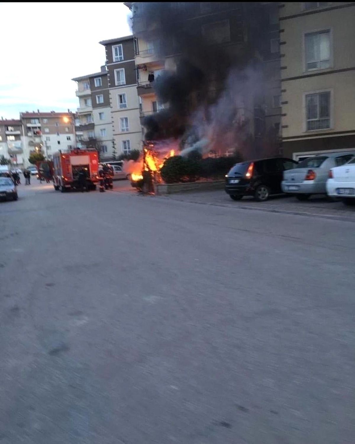 Başkent'te atıl durumdaki otomobil alev alev yandı
