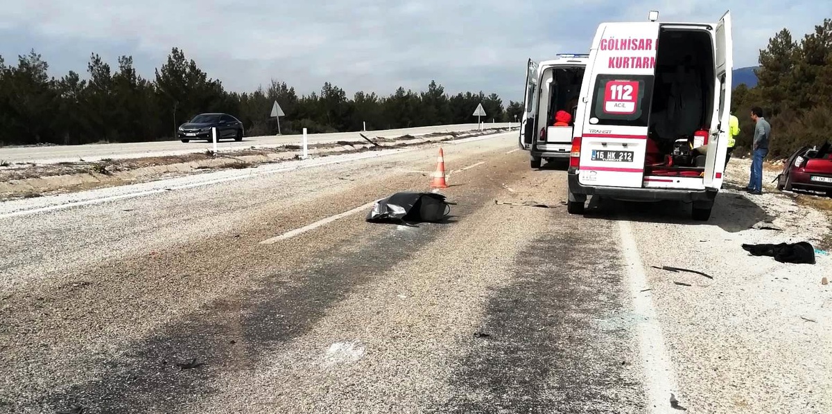 Burdur\'da otomobil karşı şeride geçti: 1 ölü, 2\'si ağır 4 yaralı