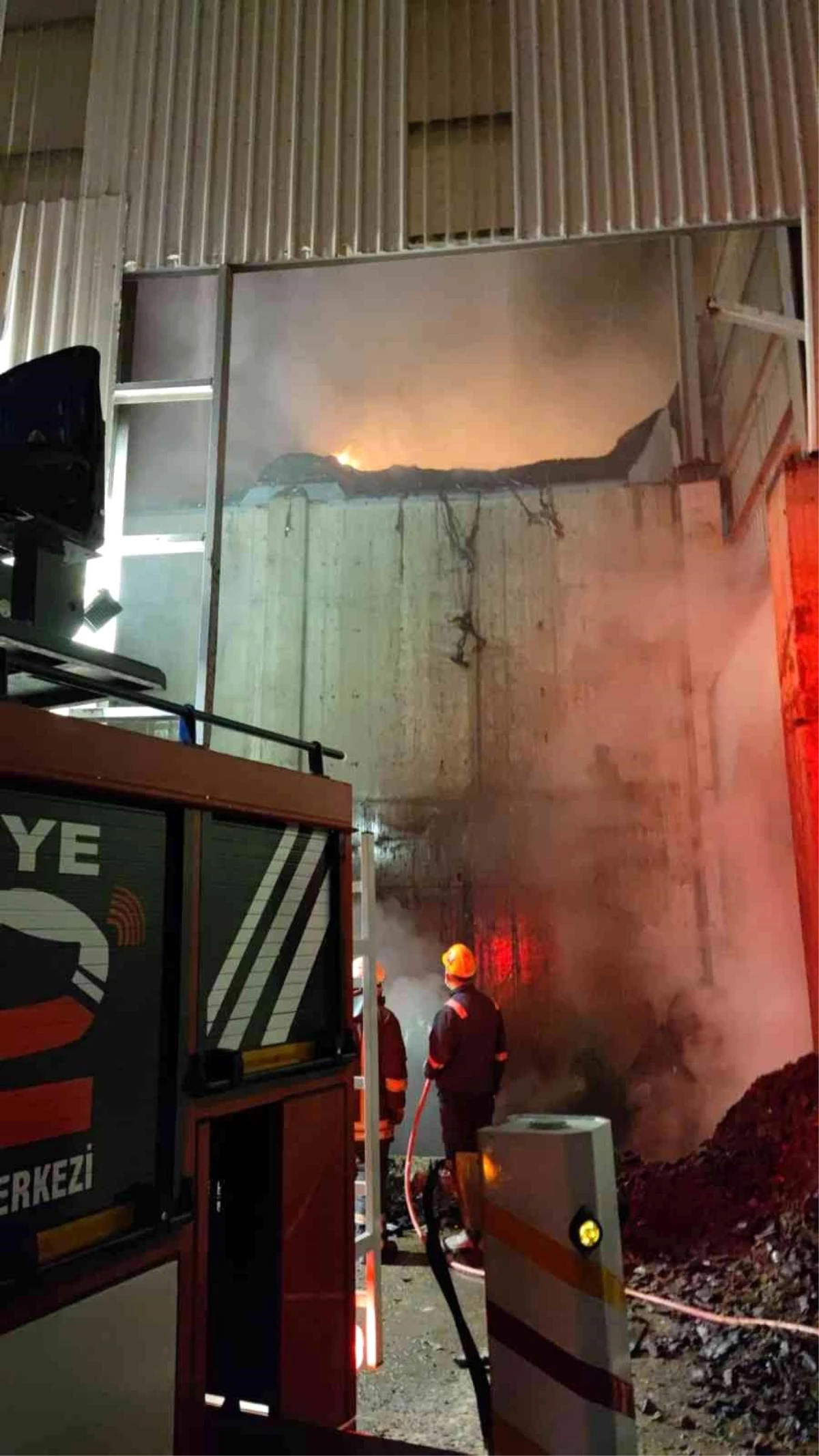 Çimento fabrikasının geri dönüşüm bölümünde korkutan yangın
