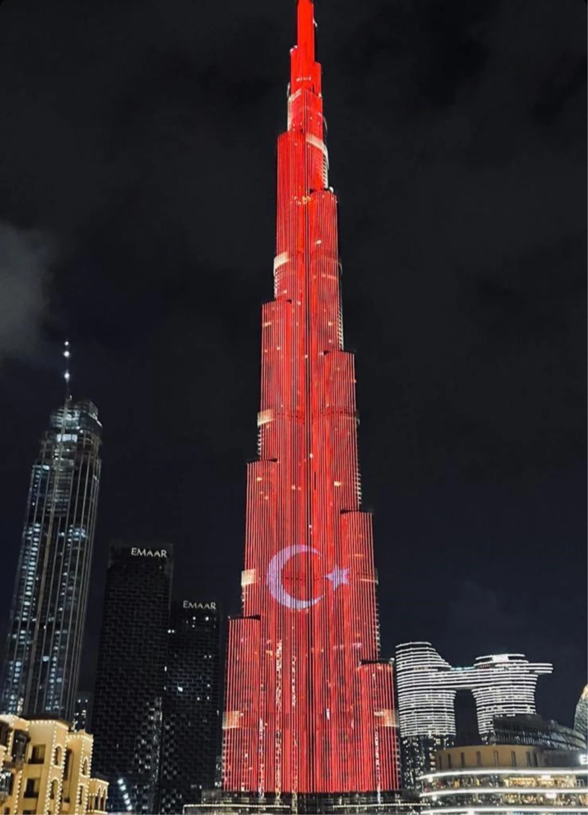 Cumhurbaşkanı Erdoğan\'ın BAE ziyareti öncesi, Burj Khalifa\'ya Türk bayrağı yansıtıldı