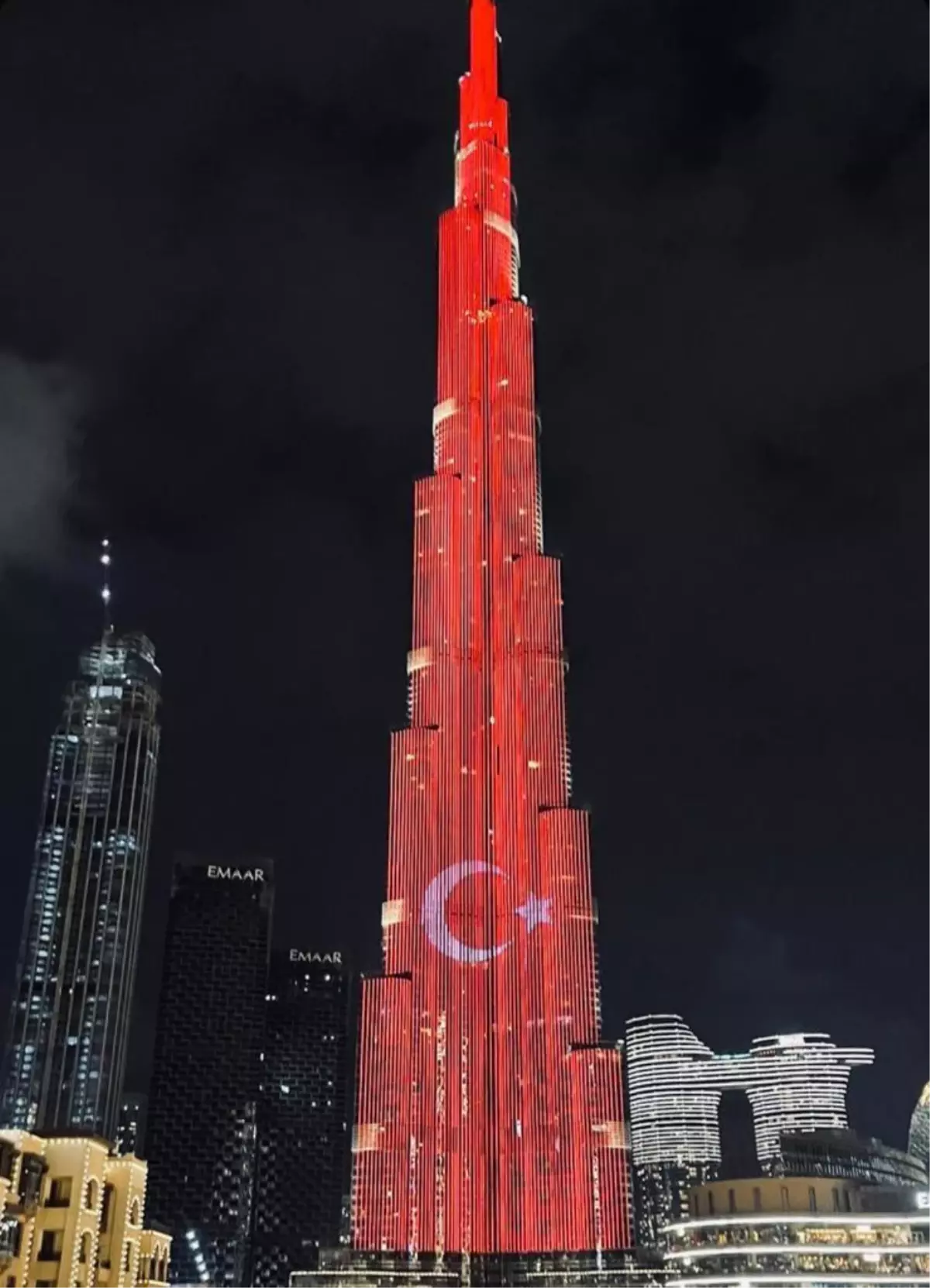 Cumhurbaşkanı Erdoğan\'ın BAE ziyareti öncesi, Burj Khalifa\'ya Türk bayrağı yansıtıldı