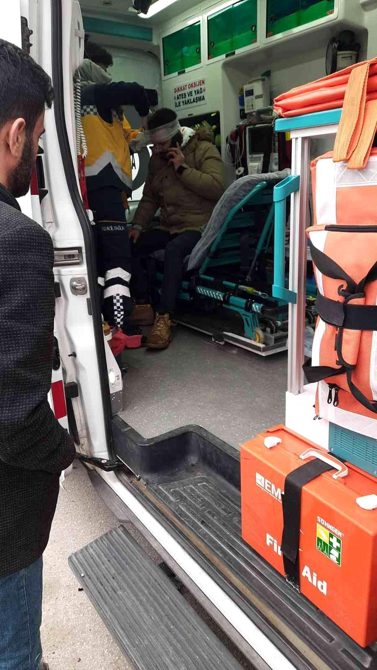 D-100\'de kontrolden çıkan otomobil bariyerlere çarptı: 1 yaralı