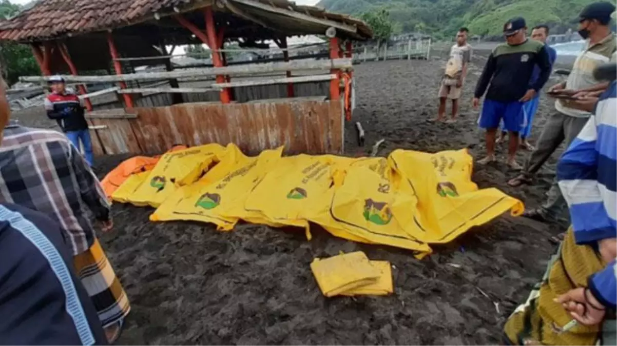 Endonezya'da dini ritüel sırasında devasa dalgalara kapılan 11 kişi hayatını kaybetti!