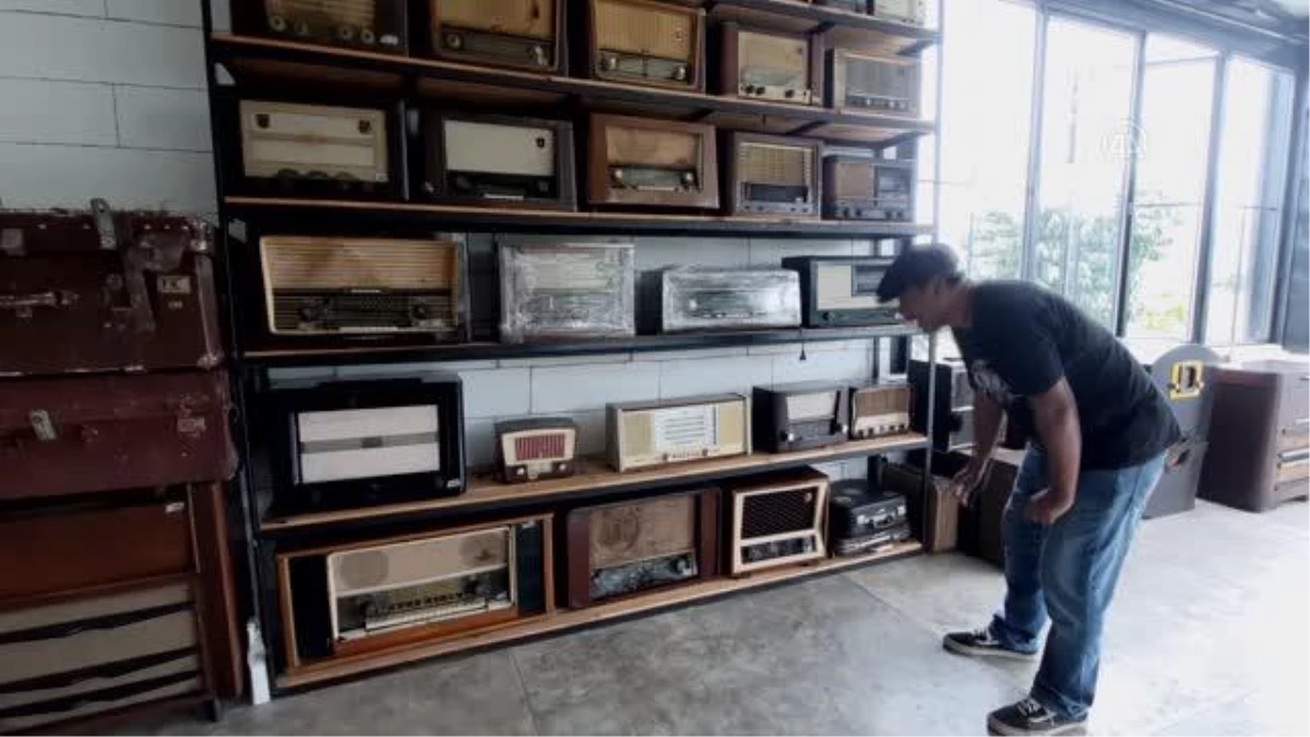 Endonezya\'daki antika radyo koleksiyoncusu Denny Kusumah
