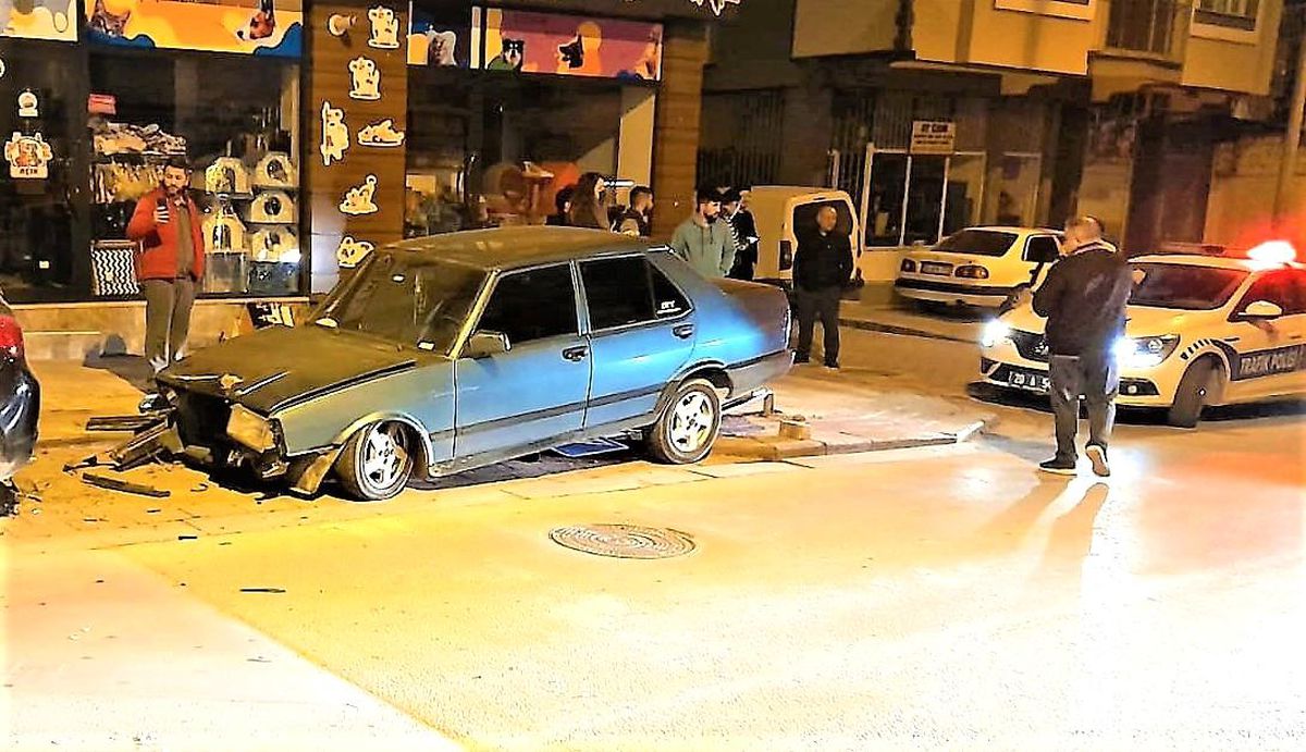 Hızını alamayan otomobil önce direğe sonra araçlara çarptı