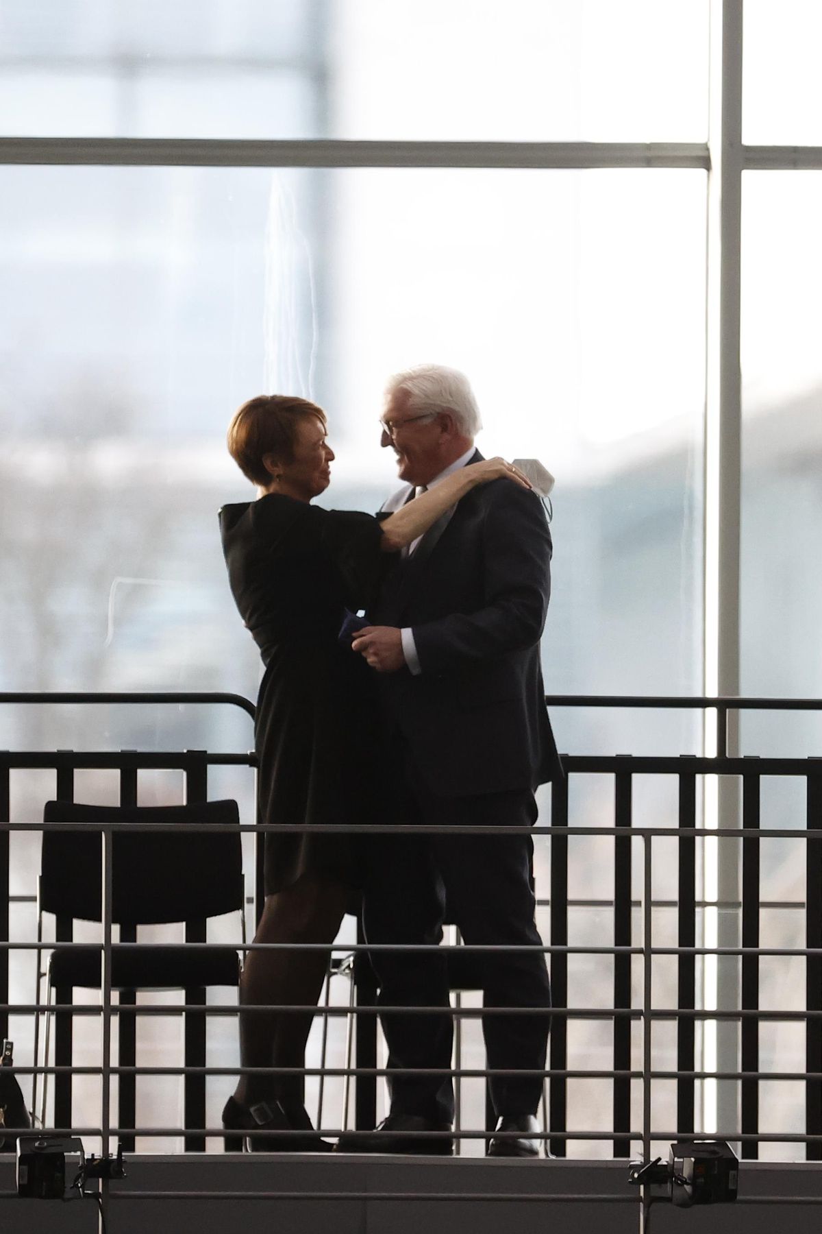 Son dakika haber... İlk turda 1425 geçerli oyun 1045'ini alan Frank-Walter Steinmeier yeniden Almanya'nın cumhurbaşkanı seçildi.